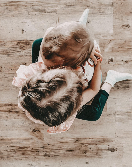 Diese einfache Spielidee kann die Verbindung zwischen Geschwisterkindern stärken.